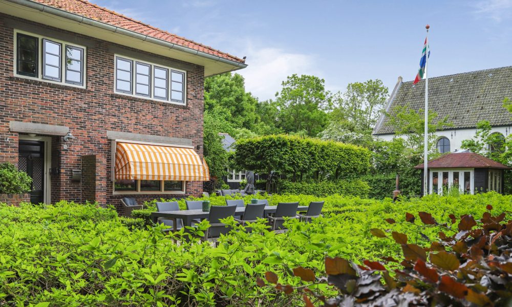 Voortuin B&B-Sauna D'Olle Pastorie met zicht op de kerk